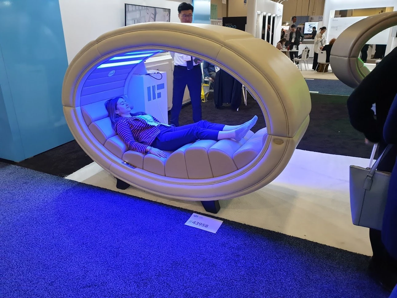 Кресло для полного релакса и восстановления. Массаж, свет, генератор кислорода