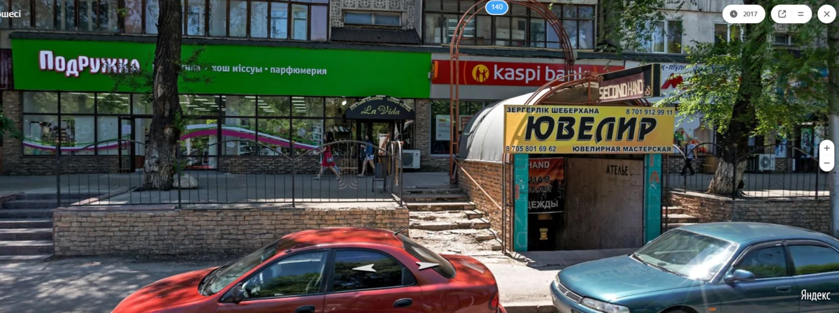 Еще один пример визуального мусора в Алматы. Взято с Яндекс карт, 2015 г.