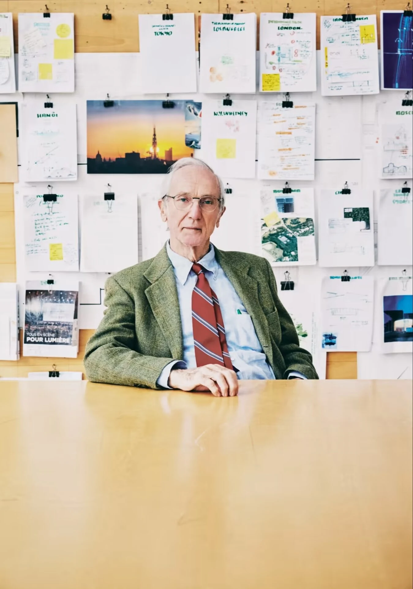 Пиано перед эскизной панелью. У него была студия в Генуе с 1981 года © Stefan Giftthaler