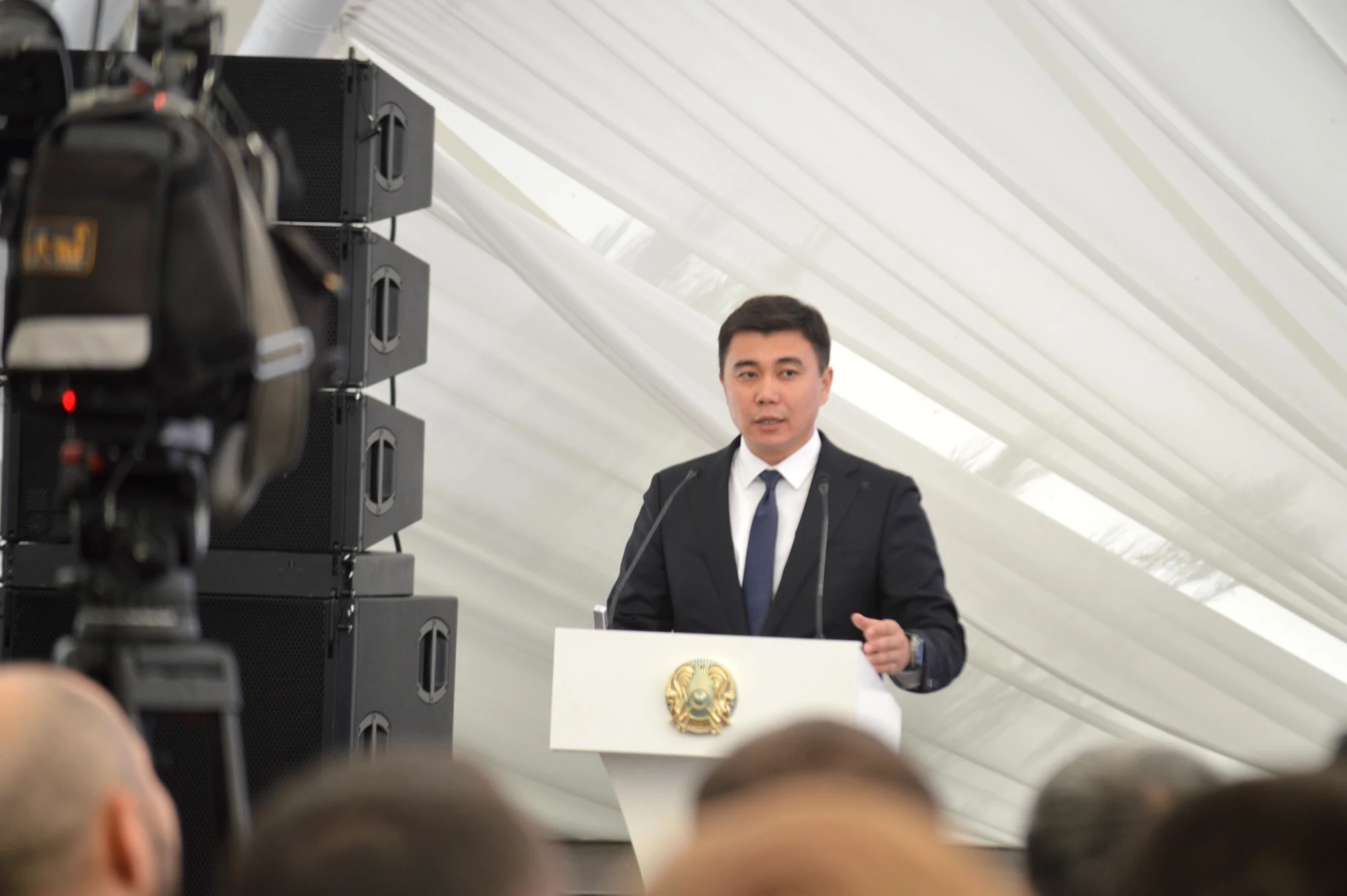 Вице-министр промышленности и строительства РК Куандык Кажкенов открывает рабочую программу семинара, обозначая векторы системного обновления градостроительной политики и внедрения норм нового Строительного кодекса. Вице-министр промышленности и строительства РК Куандык Кажкенов открывает рабочую программу семинара, обозначая векторы системного обновления градостроительной политики и внедрения норм нового Строительного кодекса.