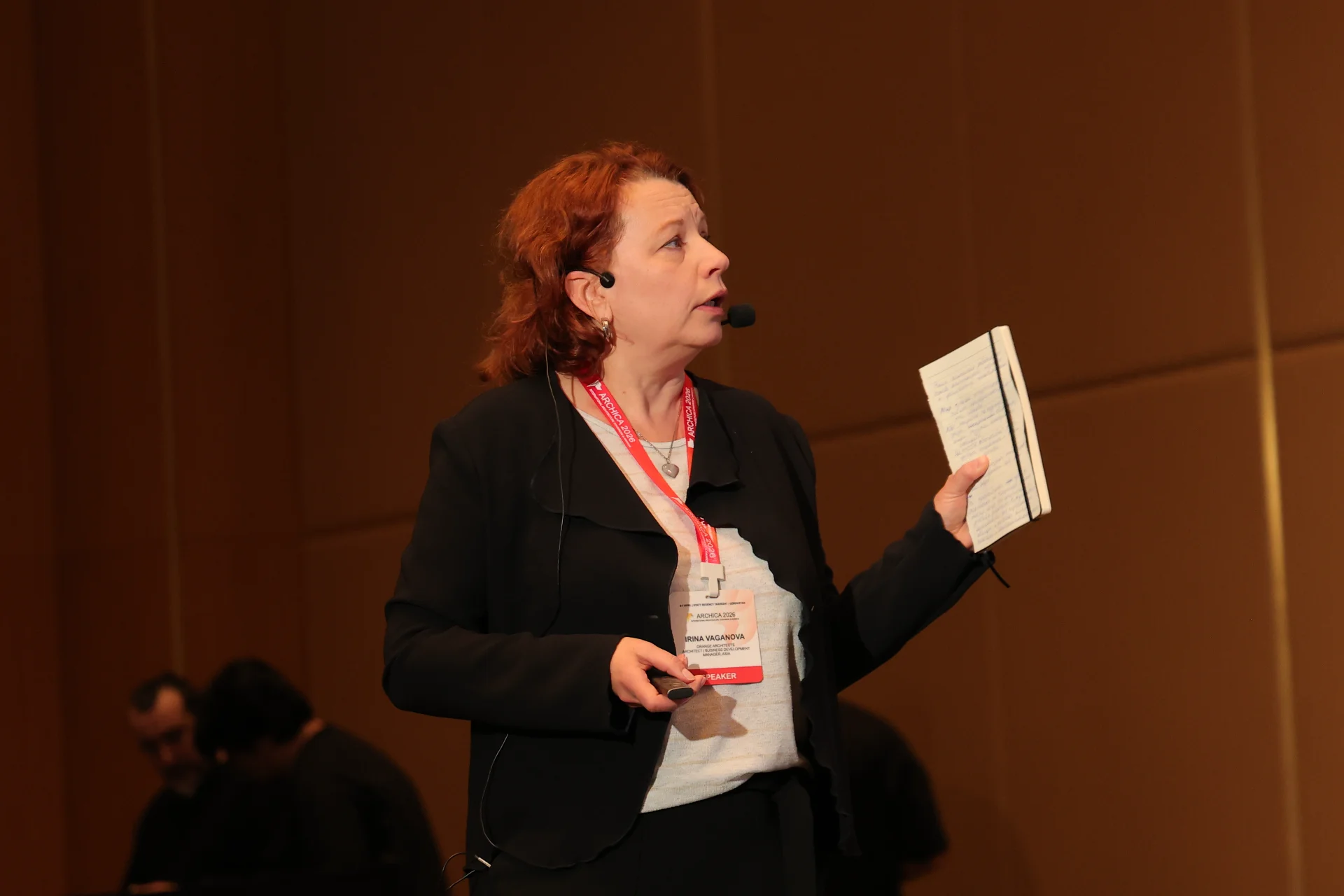 Ирина Ваганова на международном архитектурном конгрессе ARCHICA 2026. Архитектор нидерландского бюро Orange Architects во время выступления перед профессиональным сообществом. В рамках экспертной панели спикер поделилась европейским опытом создания адаптивной жилой среды и раскрыла практические механизмы внедрения концепции «умной плотности» в архитектурные реалии быстрорастущих мегаполисов.