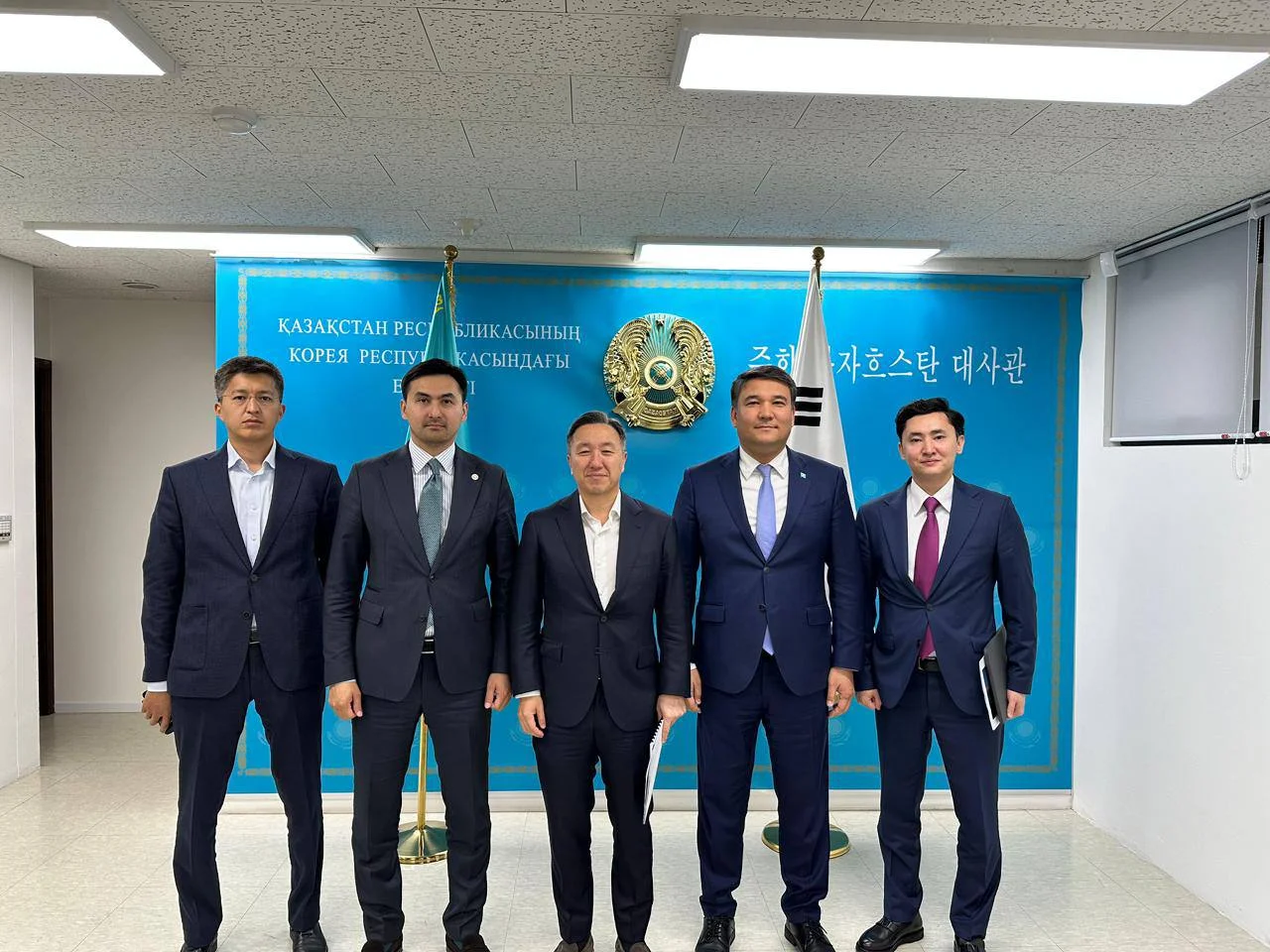 Рабочие кадры профильного заседания в Сеуле и совместные снимки делегации Казахстана с представителями деловых кругов Южной Кореи. Обсуждение инфраструктурных контуров и правовых режимов мегапроекта Alatau City демонстрирует переход от презентационных форматов к предметному диалогу между зарубежными инвесторами и профильными ведомствами.