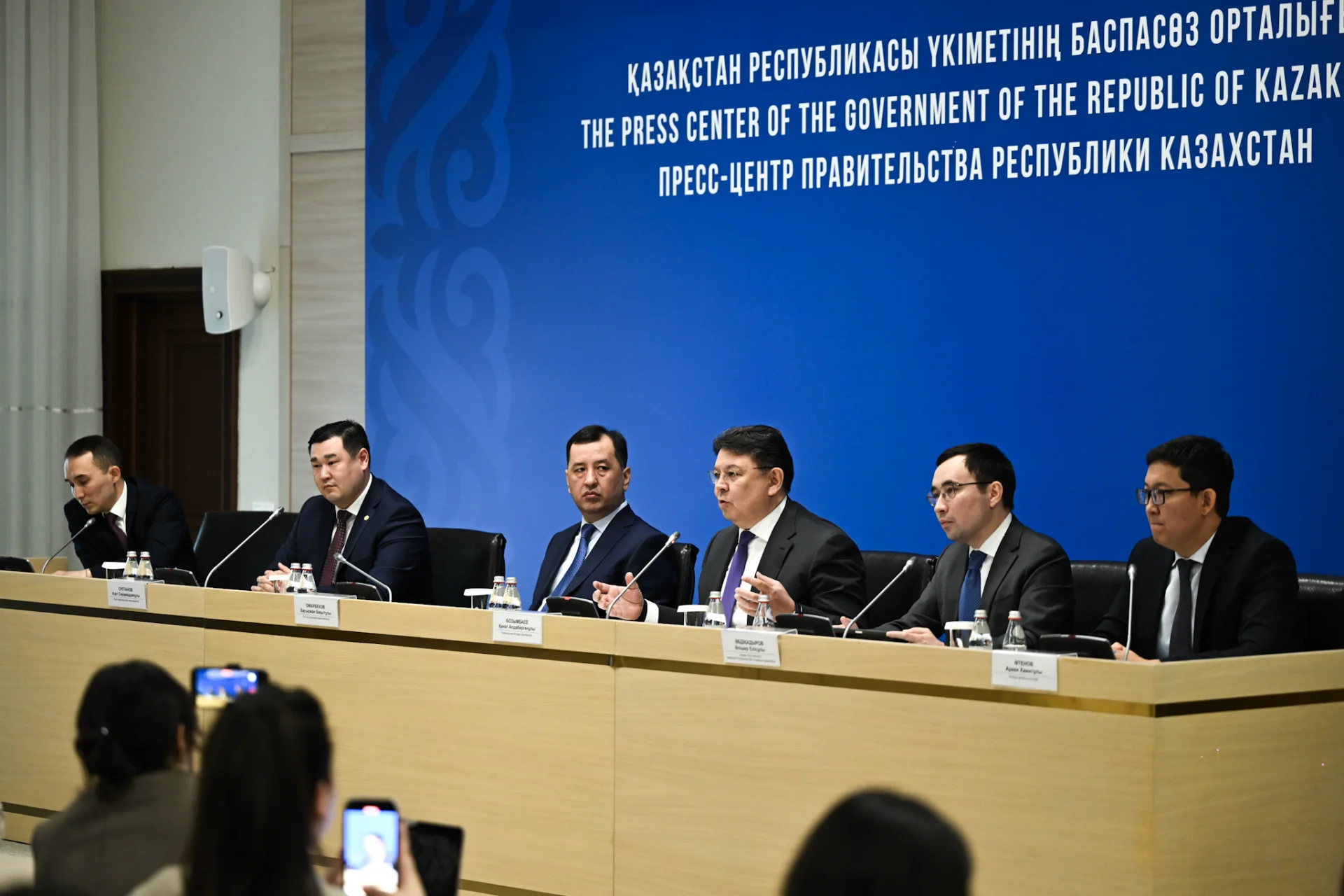 Рабочая встреча в пресс-центре Правительства Республики Казахстан. Руководители профильных ведомств и фонда Alatau City Authority представляют градостроительную стратегию и правовые механизмы развития новой территории. Рабочая встреча в пресс-центре Правительства Республики Казахстан. Руководители профильных ведомств и фонда Alatau City Authority представляют градостроительную стратегию и правовые механизмы развития новой территории.