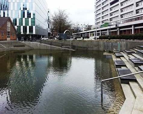 «Водные площади» (Water Squares) в Роттердаме, спроектированные как многофункциональные зоны для временного удержания дождевой воды.