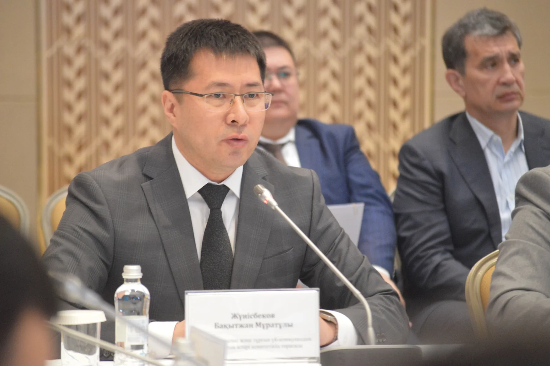 Бахытжан Жунисбеков, председатель Комитета по делам строительства и жилищно-коммунального хозяйства Министерства промышленности и строительства РК, разъясняет механизмы защиты внутреннего рынка, включая 100-процентную неустойку для подрядчиков за отказ от приоритетного использования отечественного оборудования. Бахытжан Жунисбеков, председатель Комитета по делам строительства и жилищно-коммунального хозяйства Министерства промышленности и строительства РК, разъясняет механизмы защиты внутреннего рынка, включая 100-процентную неустойку для подрядчиков за отказ от приоритетного использования отечественного оборудования.