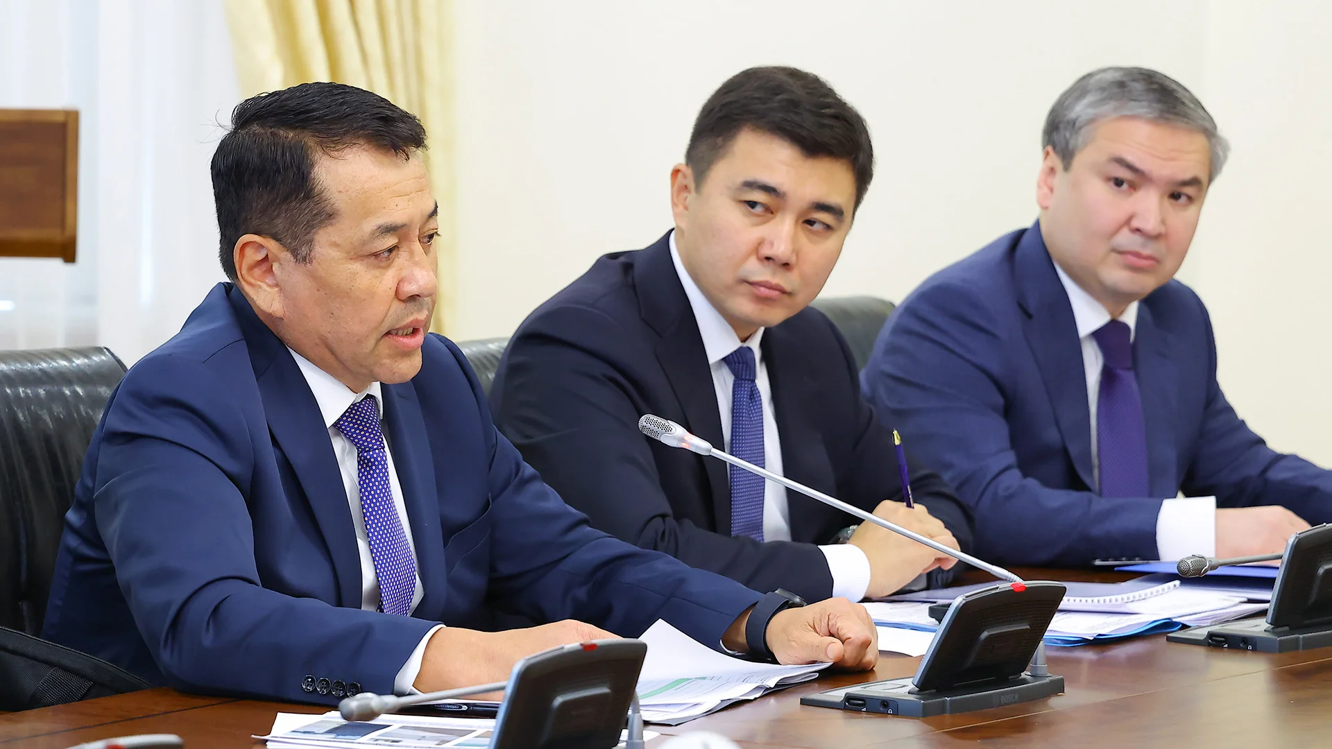 Руководители центральных госорганов и ведомств во время обсуждения итогов масштабной инспекции новых зданий. Руководители центральных госорганов и ведомств во время обсуждения итогов масштабной инспекции новых зданий.