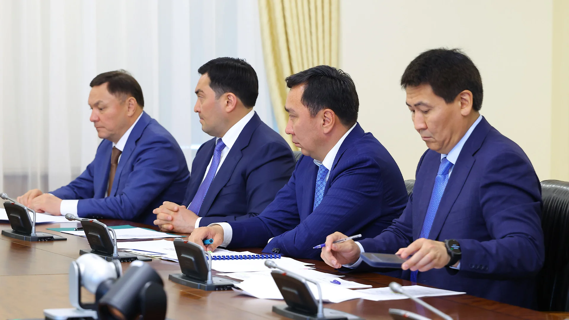 Представители профильных министерств и топ-менеджмента Samruk-Kazyna Construction в ходе анализа выявленных дефектов. Представители профильных министерств и топ-менеджмента Samruk-Kazyna Construction в ходе анализа выявленных дефектов.