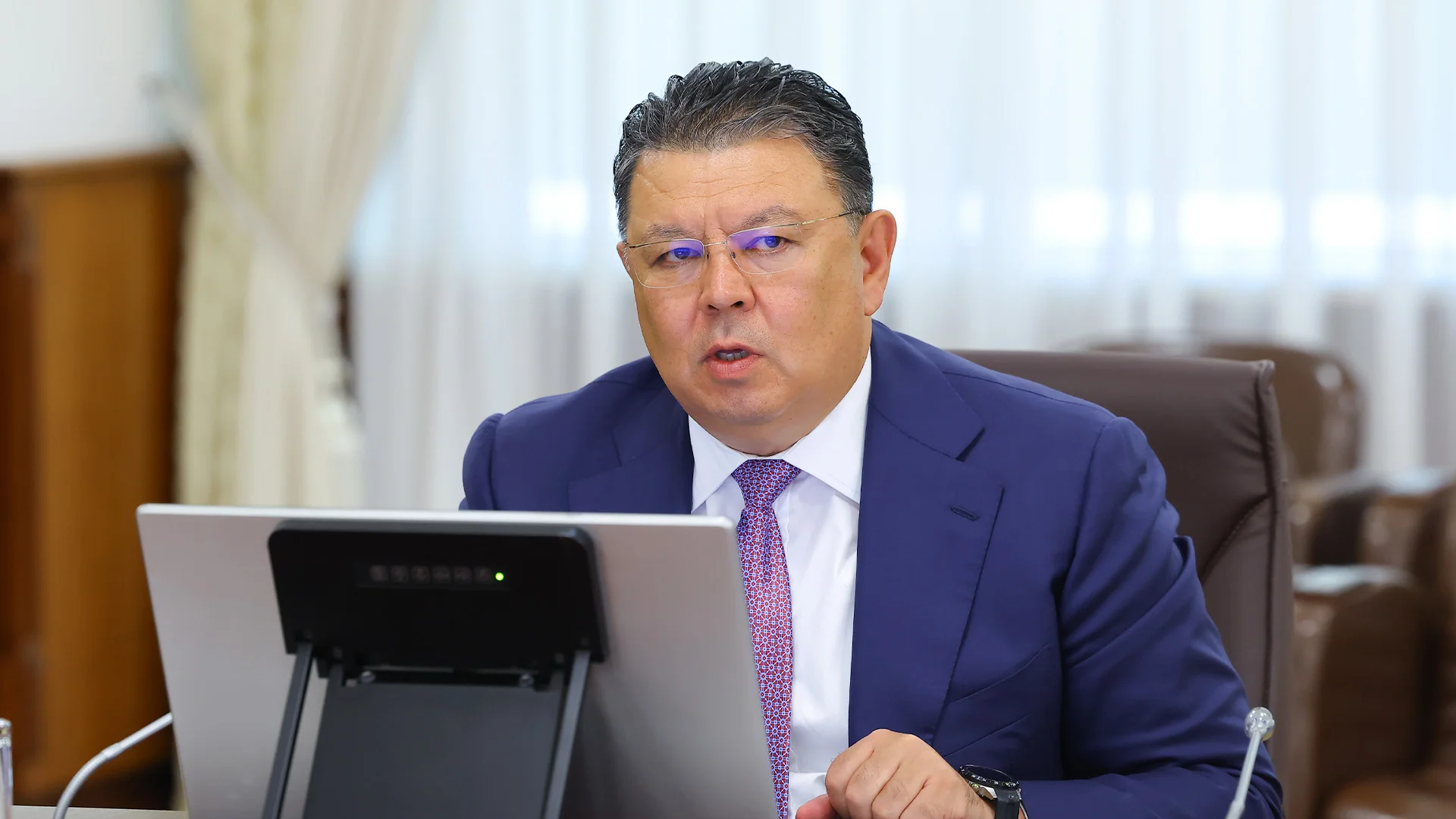 Заместитель Премьер-министра Канат Бозумбаев в ходе обсуждения готовности инженерных сетей и приоритетных промышленных инициатив мегаполиса.