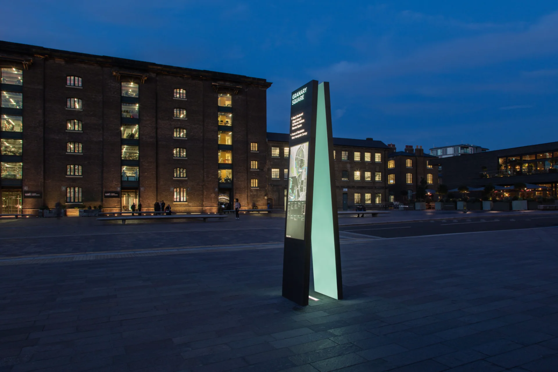 Интеграция навигации в историческую среду. Источник: Benoy / King's Cross, Public Realm, London, UK | Our work | Benoy Интеграция навигации в историческую среду. Источник: Benoy / King's Cross, Public Realm, London, UK | Our work | Benoy