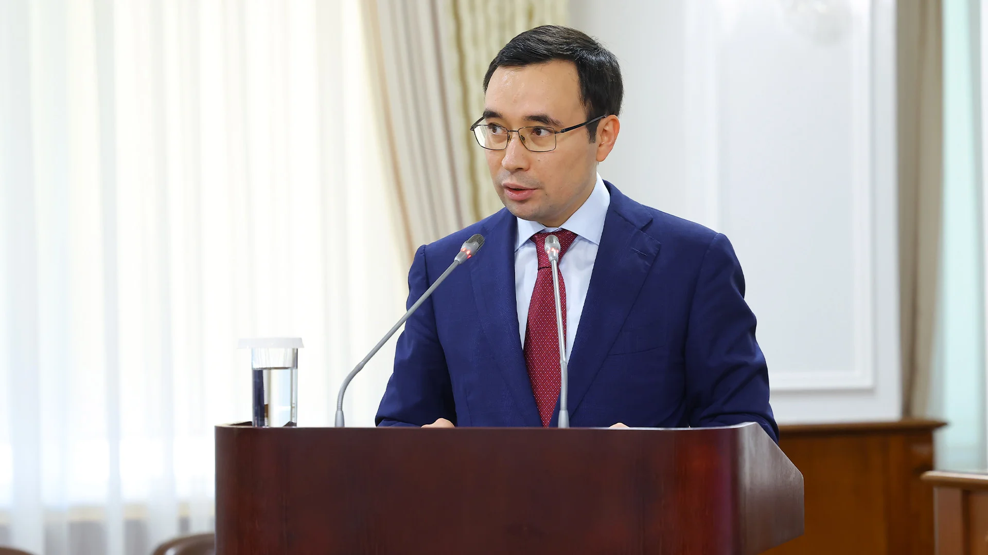 Главный исполнительный директор Alatau City Authority Алишер Абдыкадыров представляет план по формированию нормативной правовой базы и интеграции новых институтов управления.