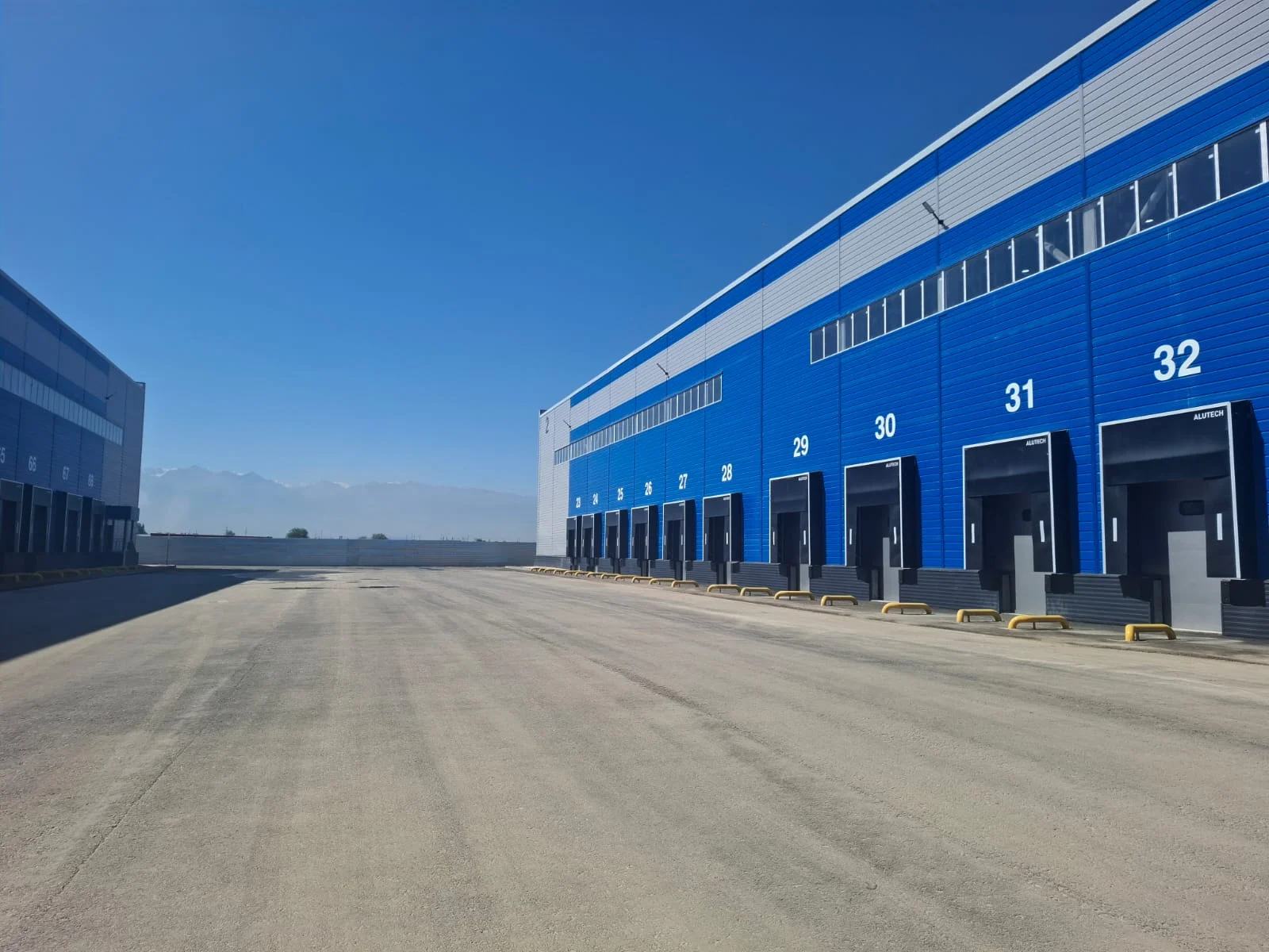 Складской комплекс класса А Mercury Logistics в Алматинской области фасад здания и погрузочные доки. Фото предоставлено Mercury Properties Складской комплекс класса А Mercury Logistics в Алматинской области фасад здания и погрузочные доки. Фото предоставлено Mercury Properties
