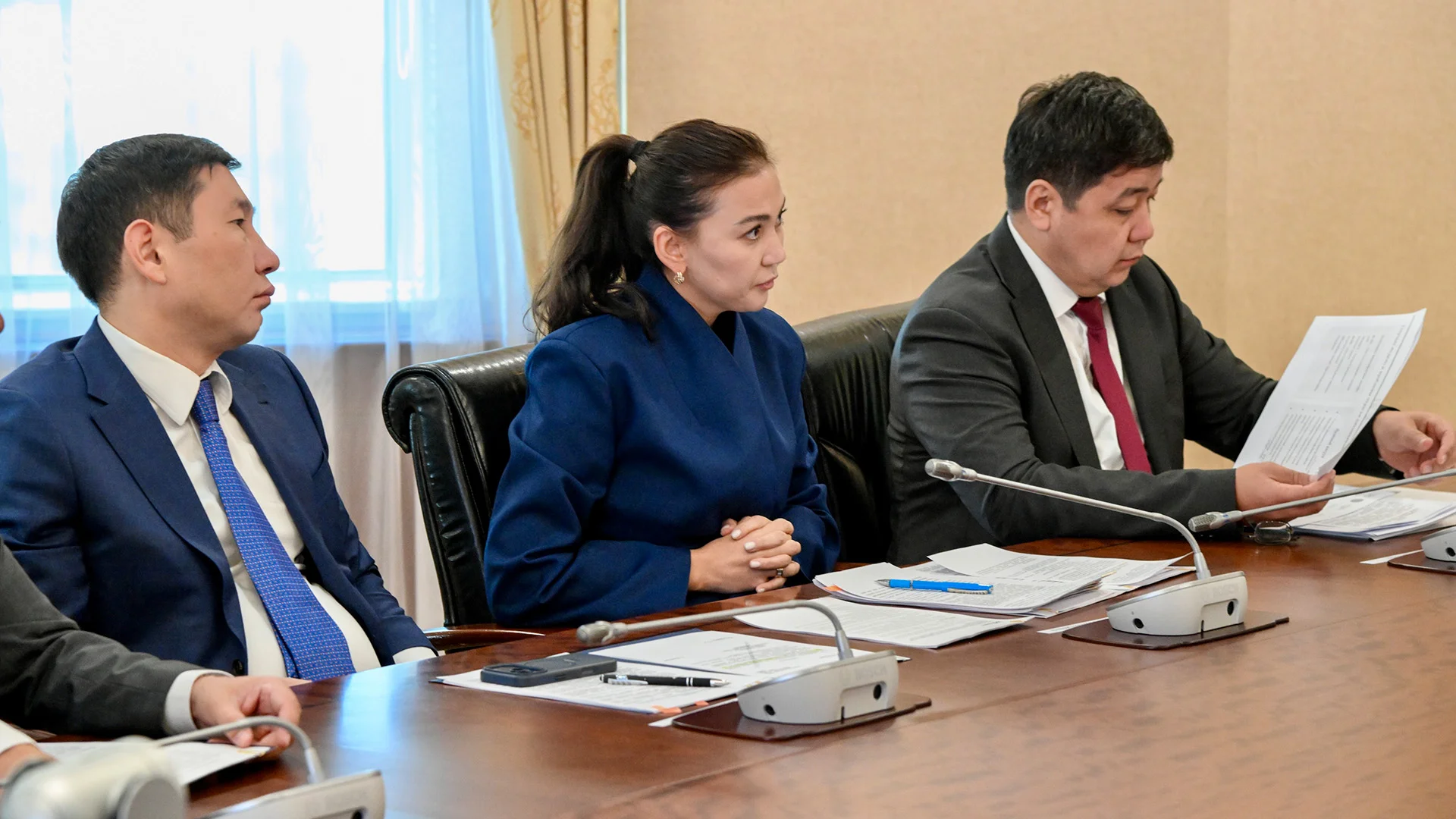 Участники совещания прорабатывают комплексные шаги по снижению импортозависимости в обеспечении городов зелеными фондами. Фото: пресс-служба Премьер-министра РК. Участники совещания прорабатывают комплексные шаги по снижению импортозависимости в обеспечении городов зелеными фондами. Фото: пресс-служба Премьер-министра РК.