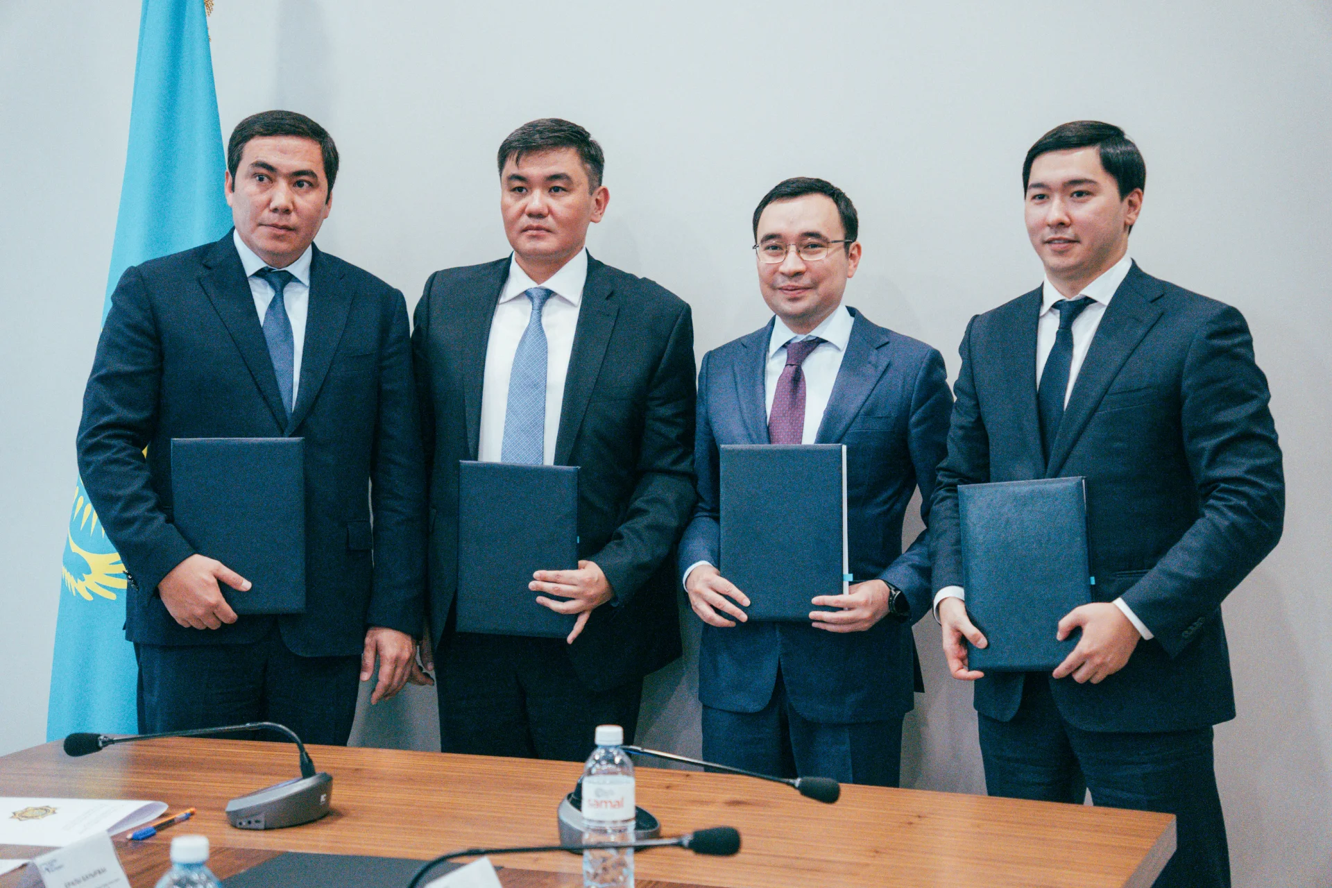 Главный исполнительный директор Alatau City Authority Алишер Абдыкадыров и председатель профильного комитета Генпрокуратуры Бауыржан Ералы (на фото справа) после подписания меморандума о системной защите бизнеса. Главный исполнительный директор Alatau City Authority Алишер Абдыкадыров и председатель профильного комитета Генпрокуратуры Бауыржан Ералы (на фото справа) после подписания меморандума о системной защите бизнеса.