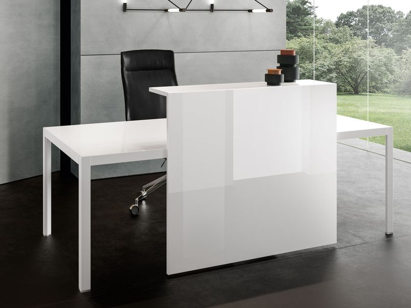 About Office
HYPE
Lacquered glass reception desk