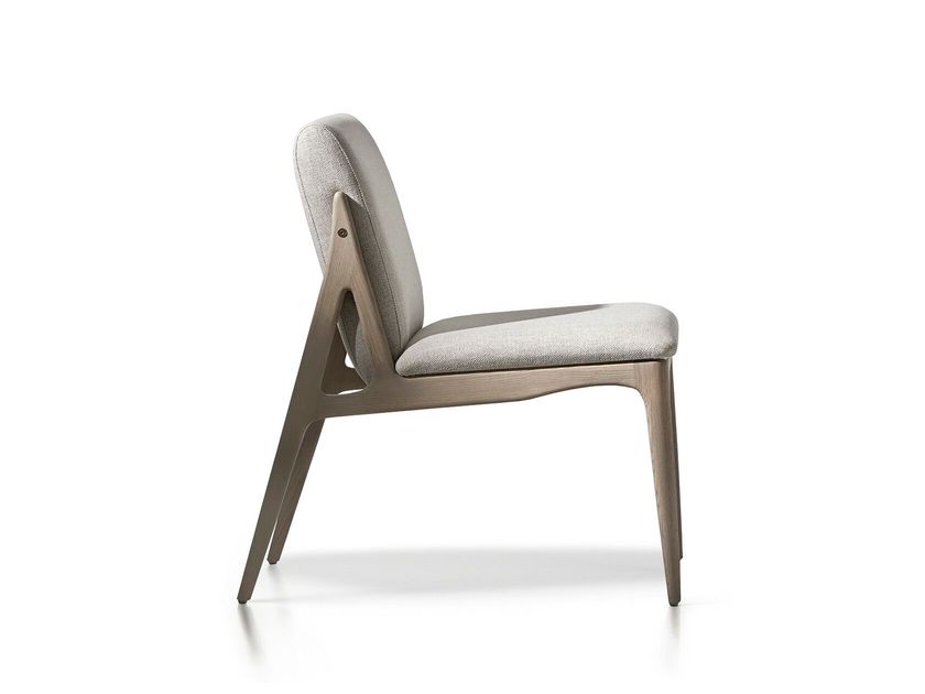 Alexandra
SHI
Upholstered fabric chair