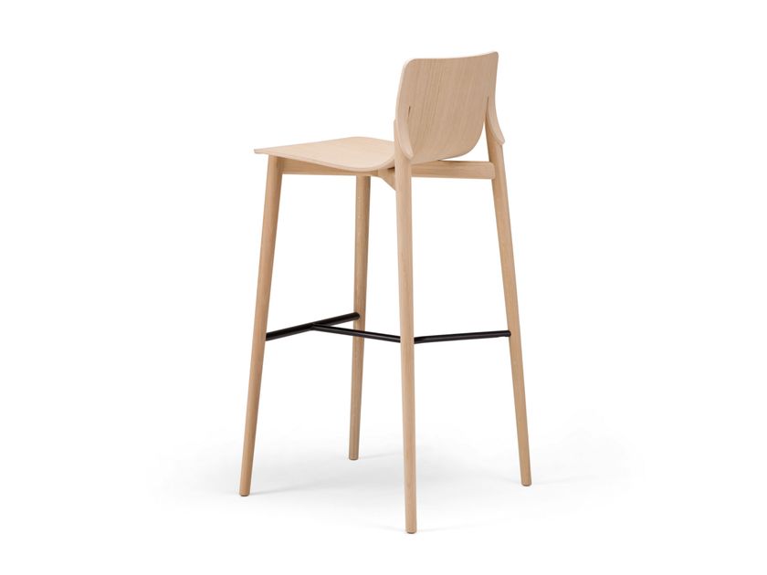 Alias
KAYAK HIGH STOOL / 052
Solid wood stool with footrest