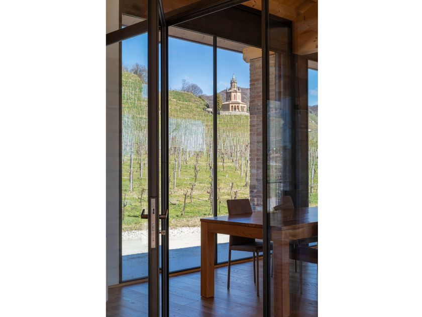 Aria29
Door
Hinged metal door