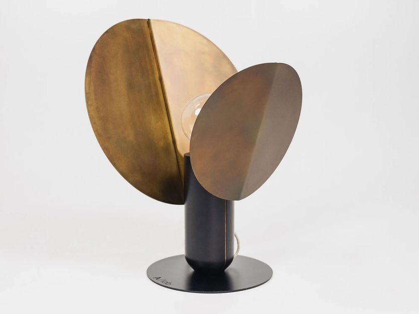 ArmoniusLab
FICUS
Acid etched iron table lamp
