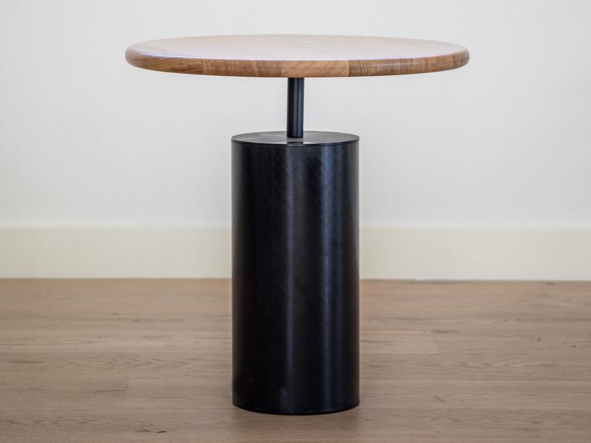 BELULL
QUARTZ
Round coffee table with carbon fibre base and wooden top