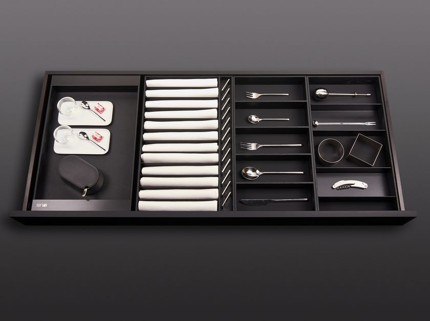 BT45
BT45 SERVING EXPERIENCE
Divider for kitchen drawers in wood and leather