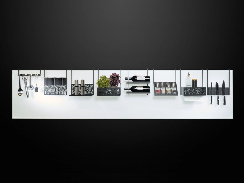 Cap.
LIGHTWALL
Kitchen backsplash with built-in lights