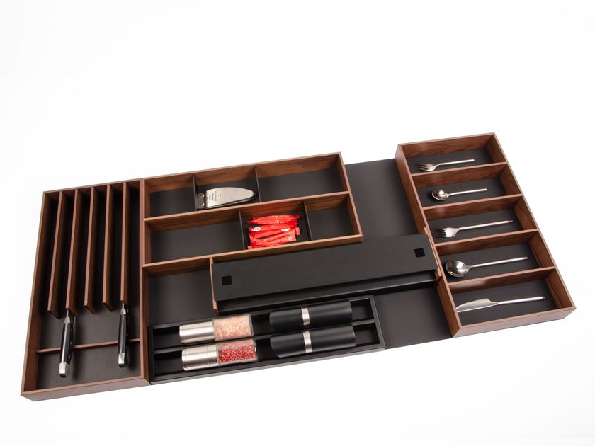 Cap.
LQBOX
Aluminium and walnut Kitchen drawer organiser