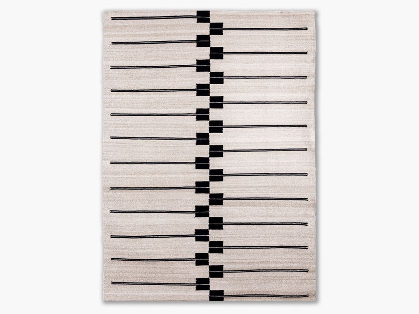 Case
SPINE
Rectangular recycled PET rug with geometric shapes