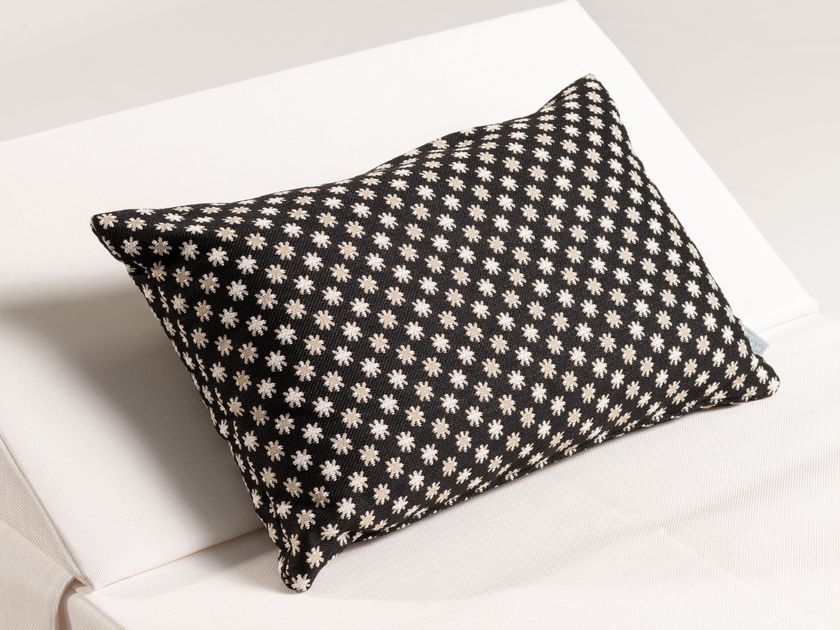 COZIP
VALENTIN
Outdoor motif fabric cushion