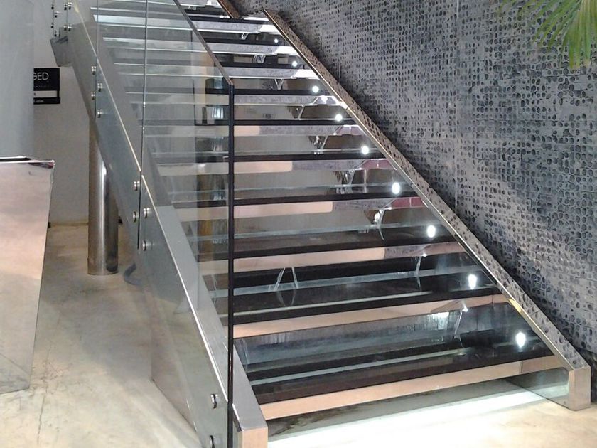 Crestani 2000
AQUA
Glass and steel Open staircase