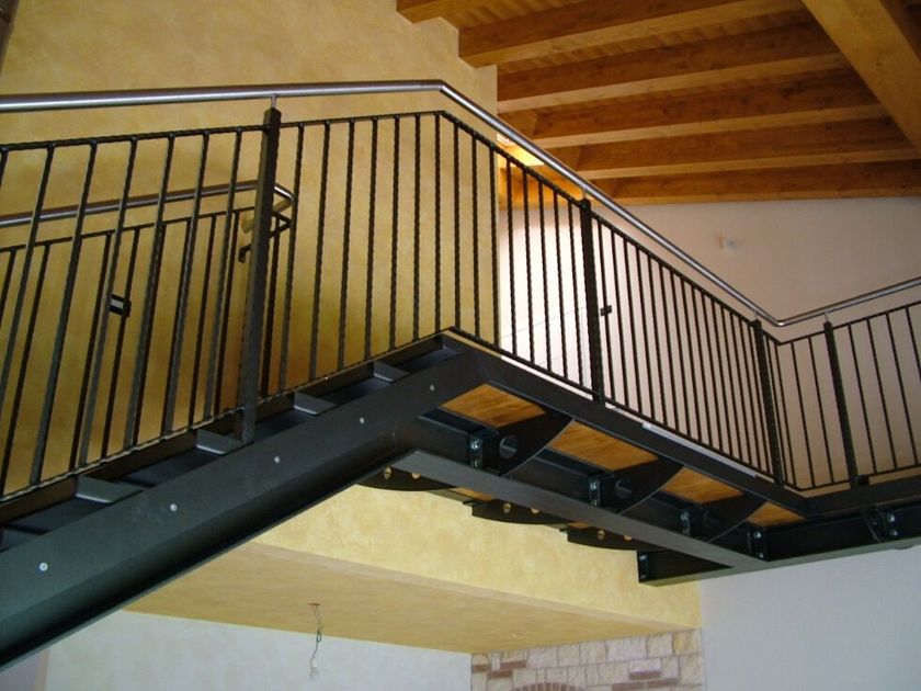 Crestani 2000
ARMONIA
Stainless steel and wood Open staircase