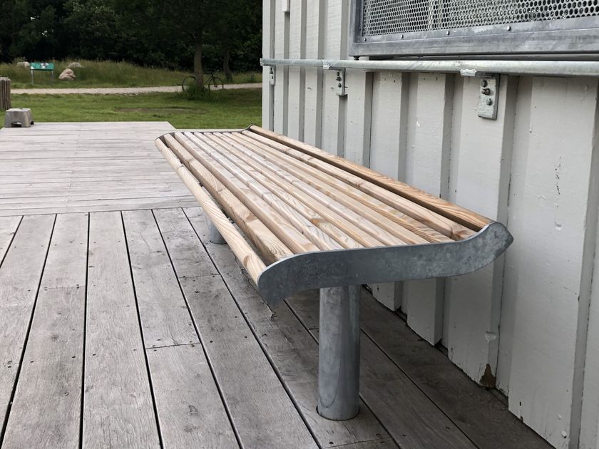 Decona
INSTINCT
Backless steel and wood bench