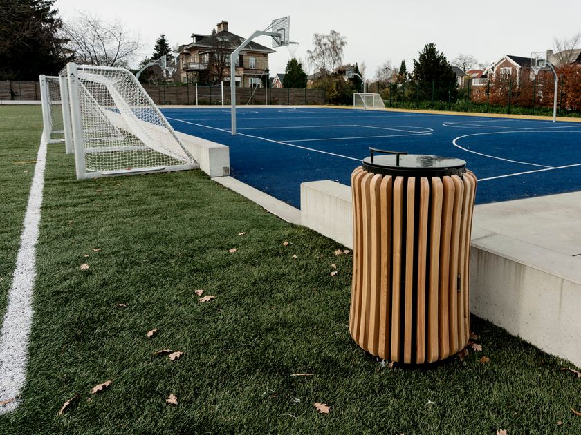 Decona
INSTINCT SMALL
Outdoor steel and wood litter bin with lid