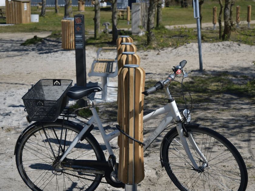 Decona
INSTINCT
Steel and wood bollard / bicycle rack