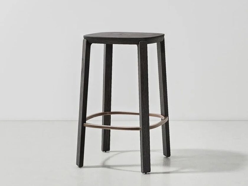 District Eight
COLLETTE
Backless wooden kitchen stool