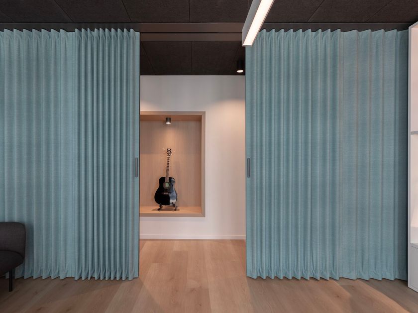 Dooor
Folding door with leatherette cladding
Textile door