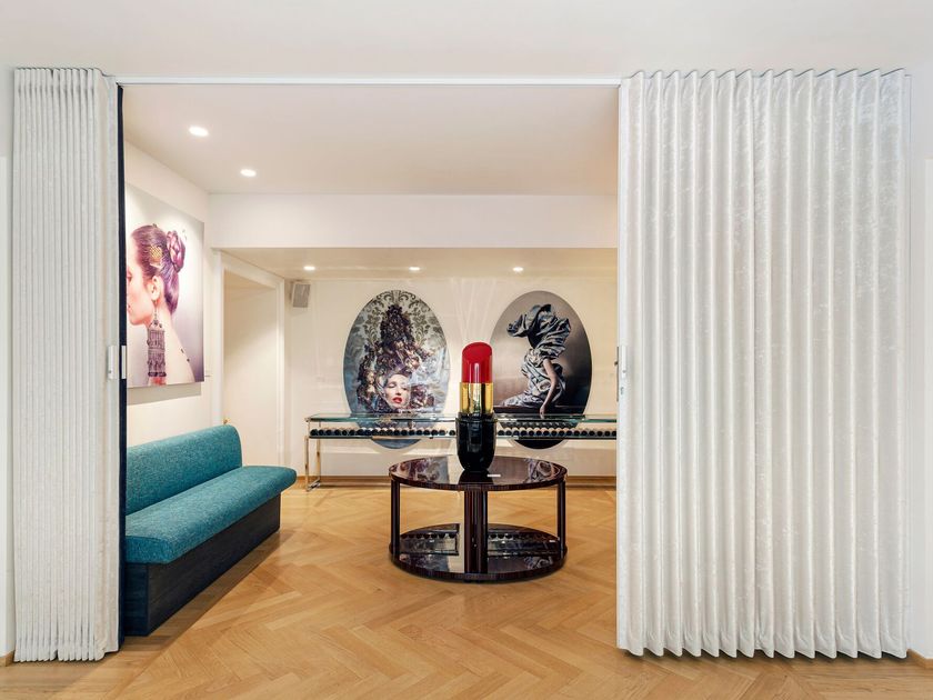 Dooor
Folding door with velvet cladding
Textile door