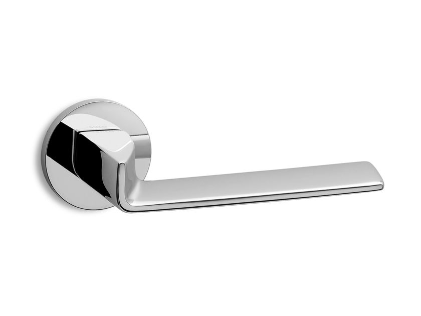 Ento
EDGE R6
Brass door handle on rose