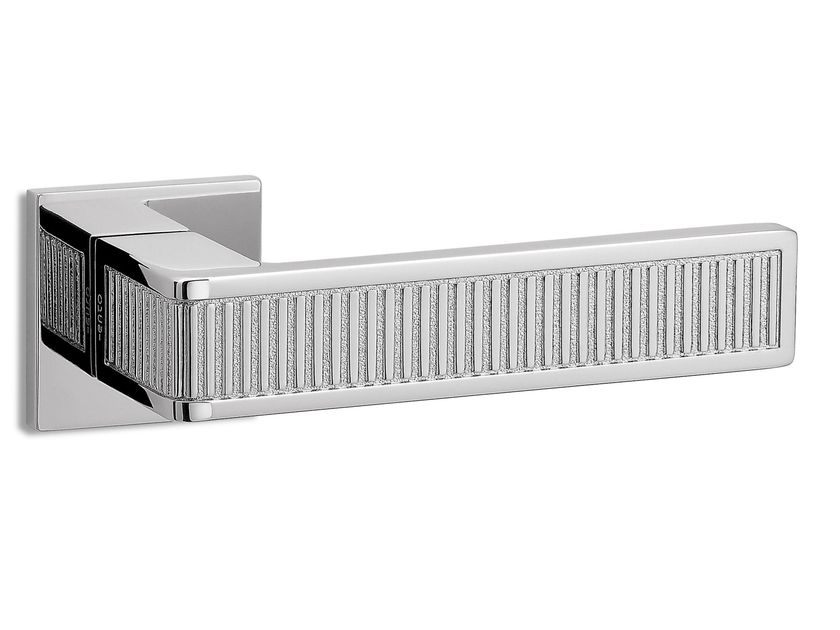 Ento
TECA R6
Brass door handle on rose