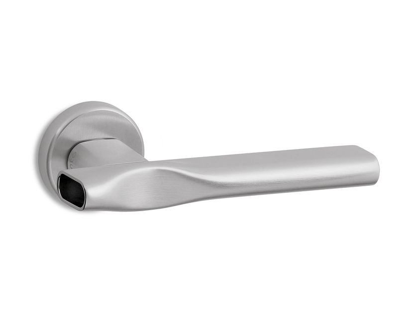Ento
TRACE
Brass door handle on rose