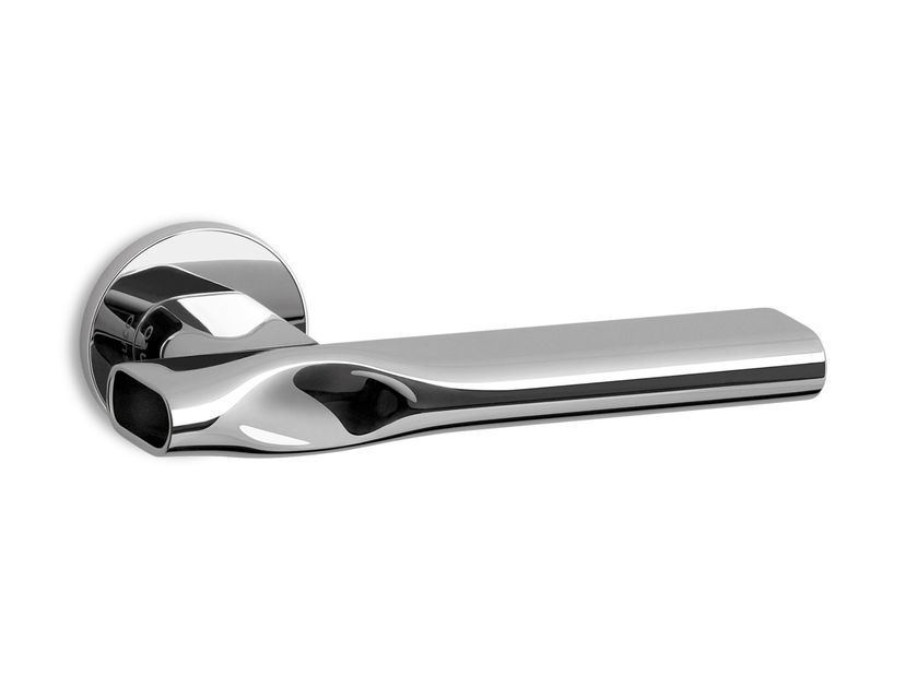 Ento
TRACE R6
Brass door handle on rose