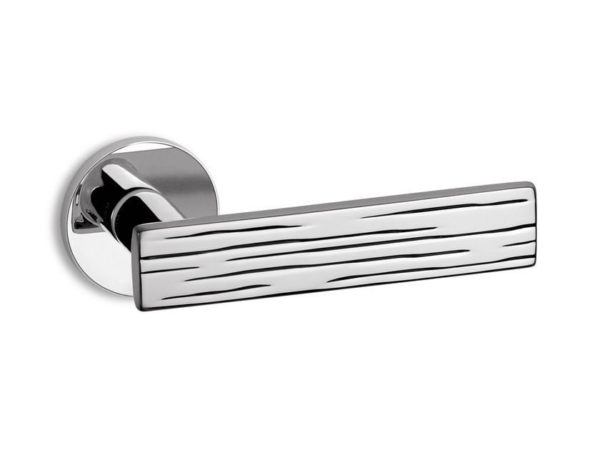 Ento
WOOD R6
Brass door handle on rose