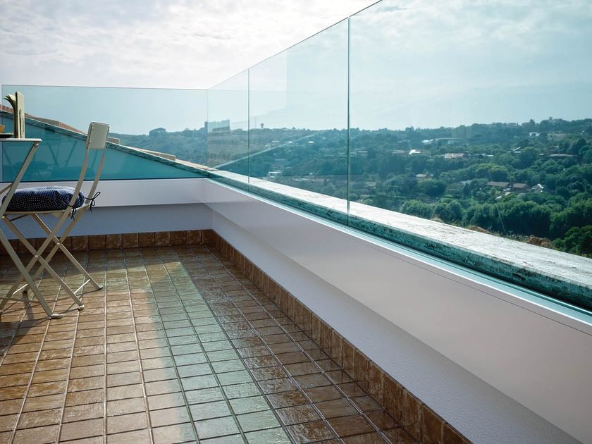 FARAONE
NINFA 176
Glass balustrades with internal fixation