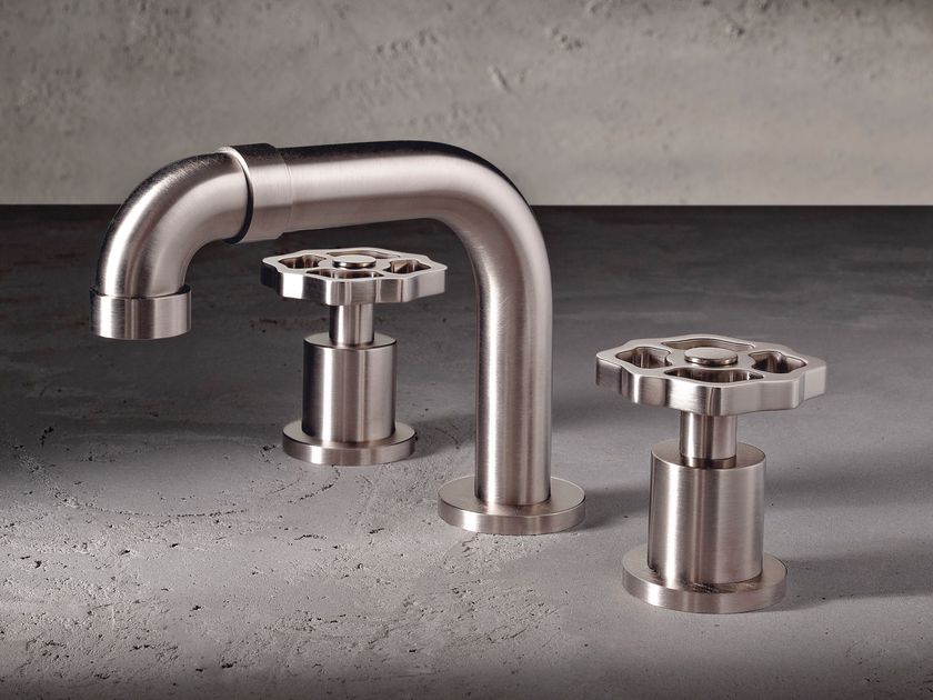 GRAFF
VINTAGE
3 hole countertop washbasin tap