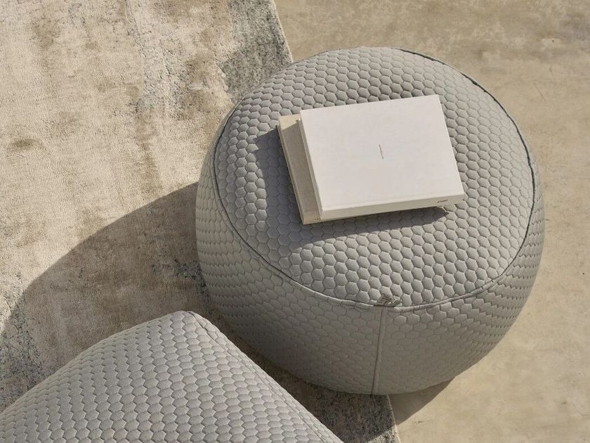 HAPPERS STUDIO
NITA
Round technical fabric garden pouf with removable cover