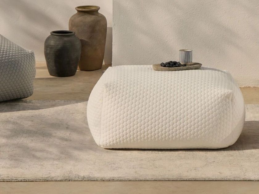 HAPPERS STUDIO
NITA
Square technical fabric garden pouf with removable cover
