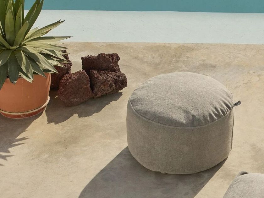 HAPPERS STUDIO
SHAGGY
Round technical fabric garden pouf with removable cover