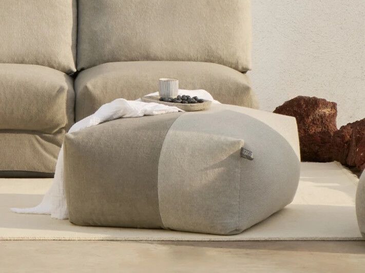 HAPPERS STUDIO
SHAGGY
Square technical fabric garden pouf with removable cover