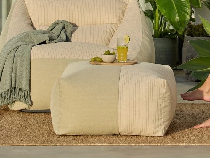 HAPPERS STUDIO
WIND
Square fabric garden pouf with removable cover