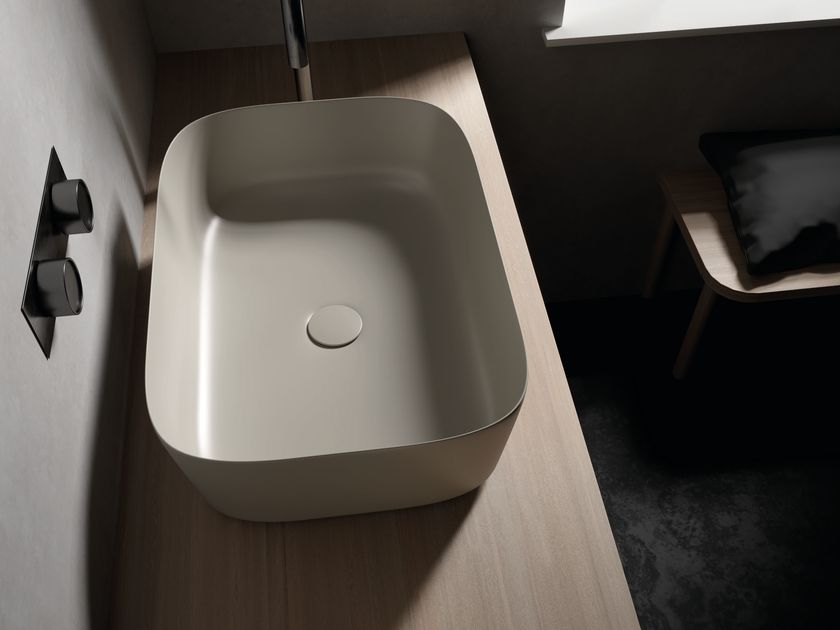 HATRIA
HAPPY HOUR SLIM 18:00
Rectangular countertop washbasin