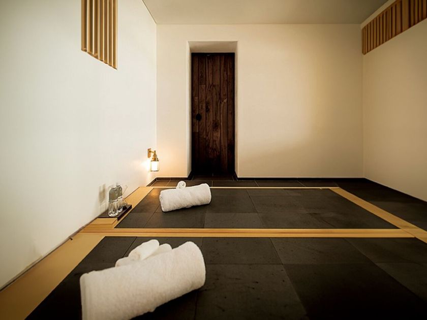 HEALING
GANBANYOKU NATURAL HINOKI
Heated stone spa bed